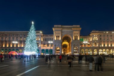 Milan İtalya 20 Aralık 2024: Milano 'daki Piazza del Duomo' da Noel ağacı parladı