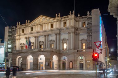 Milan İtalya 20 Aralık 2024: Milano 'daki Teatro alla Scala' nın dışı gece aydınlandı