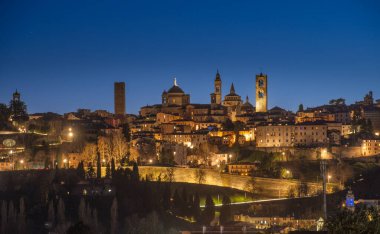 Geceleri çan kulesiyle eski Bergamo 'nun silueti