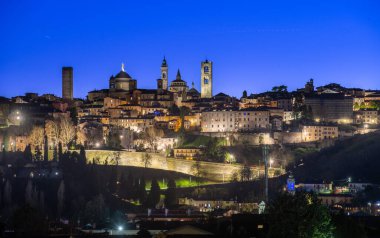 Geceleri çan kulesiyle eski Bergamo 'nun silueti