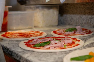 Fırına koymadan önce pizzayı hazırlıyorum.