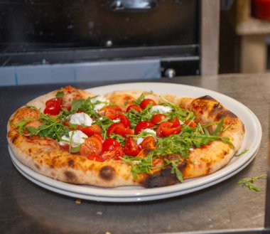 Pizza tabakta, tadını çıkarmaya hazır.