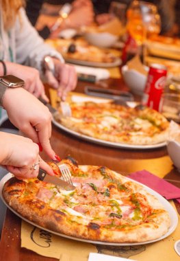 Bergamo İtalya 21 Aralık 2024: Pizza yiyen arkadaşlar grubu