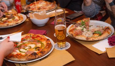 Bergamo İtalya 21 Aralık 2024: Pizza yiyen arkadaşlar grubu