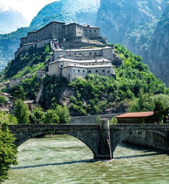 Valle d 'Aosta 'da, Bard köyüne bakan kalede kale.