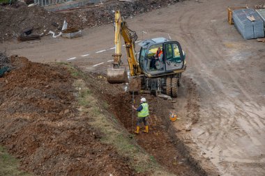 Bergamo İtalya 10 Şubat 2025: Kazı sırasında buldozer ve teknisyen çalışmaları kontrol ediyor