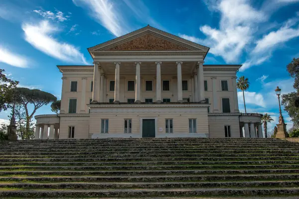 Roma İtalya 13 Mart 2025: Roma 'nın merkezinde bulunan Villa Torlona Parkı. Mussolini konağı Gandhi, Chamberlain, Hitler gibi yabancı devlet adamlarına ve kişiliklere ev sahipliği yapmak için kullanırdı.