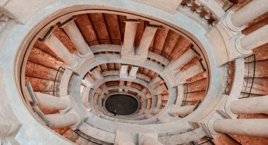 Roma İtalya 12 Mart 2024: Francesco Borromini tarafından tasarlanan sarmal merdiven sadece estetik değil, aynı zamanda dağıtıcı ve işlevsel bir prensibe göre de tasarlandı.