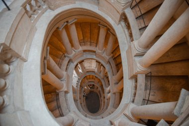 Roma İtalya 12 Mart 2024: Francesco Borromini tarafından tasarlanan sarmal merdiven sadece estetik değil, aynı zamanda dağıtıcı ve işlevsel bir prensibe göre de tasarlandı.