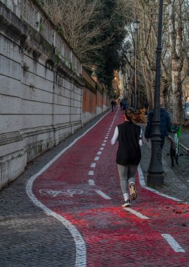 Roma İtalya 13 Mart 2025: Roma 'nın merkezinde kaldırım taşlarıyla yapılan bisiklet yolu