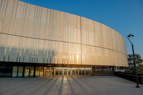 Bergamo İtalya: 3 Şubat 2025: Bergamo 'da konserler, etkinlikler, alışveriş, konukseverlik, restoranlar, açık hava meydanları için yeni bir alan