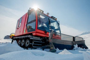 Kar aracı, karda hareket etmek için tasarlanmış bir motorlu araçtır..