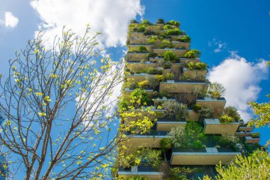 Milan İtalya 14Nisan 2025: Bosco Verticale, biyolojik çeşitliliğin yeni bir mimarisinin prototip binasıdır ve bu yapı sadece insan ve diğer canlı türler arasındaki ilişkiyi değil,