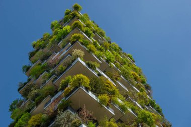 Milan İtalya 14Nisan 2025: Bosco Verticale, biyolojik çeşitliliğin yeni bir mimarisinin prototip binasıdır ve bu yapı sadece insan ve diğer canlı türler arasındaki ilişkiyi değil,