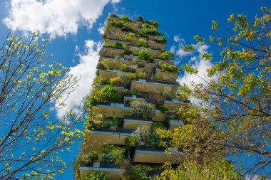 Milan İtalya 14Nisan 2025: Bosco Verticale, biyolojik çeşitliliğin yeni bir mimarisinin prototip binasıdır ve bu yapı sadece insan ve diğer canlı türler arasındaki ilişkiyi değil,