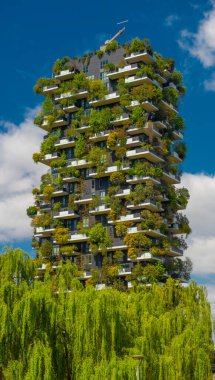 Milan İtalya 14Nisan 2025: Bosco Verticale, biyolojik çeşitliliğin yeni bir mimarisinin prototip binasıdır ve bu yapı sadece insan ve diğer canlı türler arasındaki ilişkiyi değil,