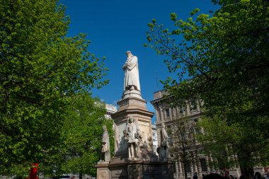 Milan İtalya 7 Nisan 2025: Milano 'daki Scala tiyatrosunun önündeki meydanda Leonardo Da Vinci' nin mermer heykeli