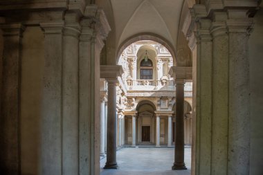Milan İtalya 7 Nisan 2025: Milano Belediyesi iç avlusu sütunları ve heykelleriyle