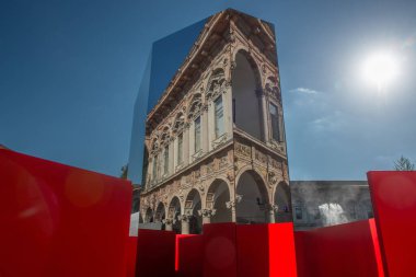 Milan İtalya 7 Nisan 2025: Tasarım Haftası Fuori Salone 2025 Devlet Üniversitesi manastırını yansıtan ayna