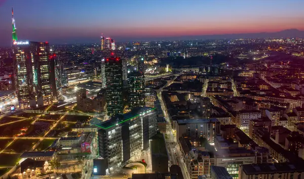 Milan İtalya 7 Nisan 2025: The Biblioteca degli Alberi, Milano Belediyesi 'nde bir kamu parkıdır..