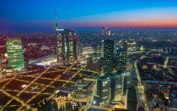 Milan İtalya 7 Nisan 2025: The Biblioteca degli Alberi, Milano Belediyesi 'nde bir kamu parkıdır..