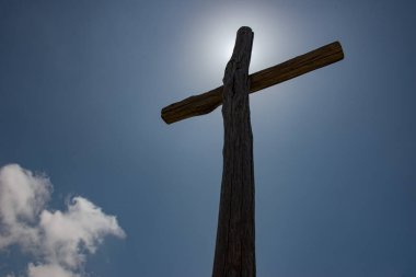 Dağın düşüşünün anısına zirveye tahta haç yerleştirildi.