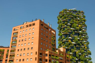 Milan İtalya 28 Haziran 2025: Bosco Verticale, teraslarda bulunan çalılar ve ağaçlar da dahil olmak üzere 2000 'den fazla ağaç türünün bulunduğu iki yerleşim bölgesinden oluşan bir kompleks.