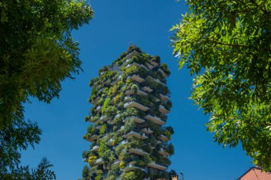 Milan İtalya 28 Haziran 2025: Bosco Verticale, teraslarda bulunan çalılar ve ağaçlar da dahil olmak üzere 2000 'den fazla ağaç türünün bulunduğu iki yerleşim bölgesinden oluşan bir kompleks.
