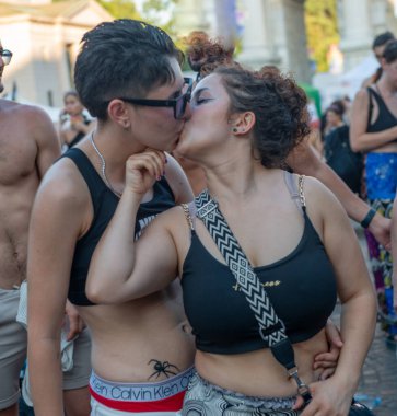 Milan İtalya 28 Haziran 2025: Milano Gururu 'nun neşeli geçidi, LGBTQIA + topluluğunun yüzbinlerce insanı canlı renkli bir gösteriyle kutladığı bir etkinlik.