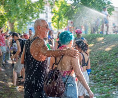 Milan İtalya 28 Haziran 2025: Milano Gururu 'nun neşeli geçidi, LGBTQIA + topluluğunun yüzbinlerce insanı canlı renkli bir gösteriyle kutladığı bir etkinlik.