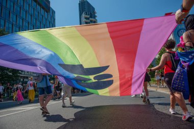 Milan İtalya 28 Haziran 2025: Milan Pride 'ın neşeli geçidi, LGBTQIA + topluluğunu (lezbiyen, gay, biseksüel, transseksüel, interseksüel, aseksüel ve eşcinsel) kutlayan etkinliktir.