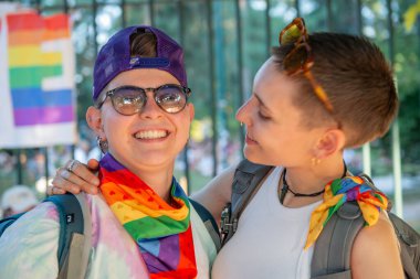 Milan İtalya 28 Haziran 2025: Milan Pride 'ın neşeli geçidi, LGBTQIA + topluluğunu (lezbiyen, gay, biseksüel, transseksüel, interseksüel, aseksüel ve eşcinsel) kutlayan etkinliktir.