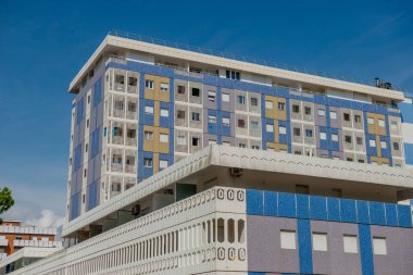 Lignano Sabbiadoro 'nun turizm merkezindeki modern evler