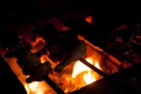 Barbekü hazırlarken çekilmiş bir fotoğraf.