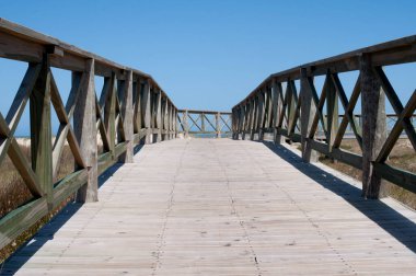 Sahildeki bir güvertenin fotoğrafı.