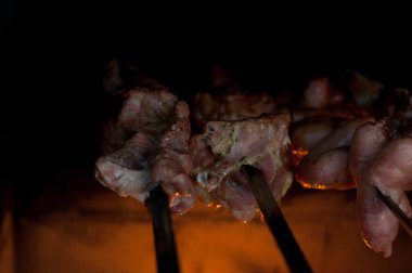 Barbekü hazırlarken çekilmiş bir fotoğraf.