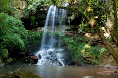 Bir şelalenin uzun pozlama fotoğrafı