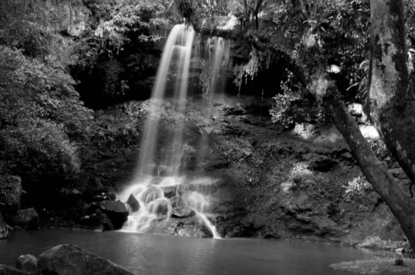 長い露出に滝の黒と白の写真 — ストック写真