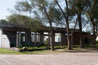 Sahilin ortasındaki harabelerin fotoğrafı.