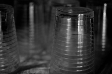 Fincanların siyah beyaz yakın plan fotoğrafı.