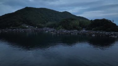 Alacakaranlıkta sakin bir balıkçı köyünün etrafında yavaşça dön. Yüksek kalite 4k görüntü