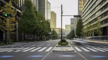 Zaman aşımı: Şehir merkezindeki yoğun kavşakta sabah trafiği. Yüksek kalite 4k görüntü