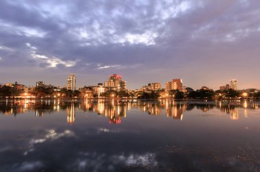 Rıhtımdaki konutların ışıkları gece göletten yansıyor. Yüksek kalite fotoğraf