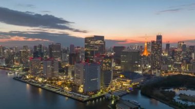 Zaman aşımı: Tokyo üzerinde günbatımı ufuk çizgisi ve kıyıda genişleyen bir megürüz. Yüksek kalite 4k görüntü