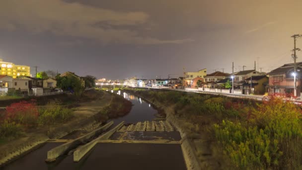 時間の経過 車は夜に郊外の近所を通って川でジップ 高品質4K映像 — ストック動画