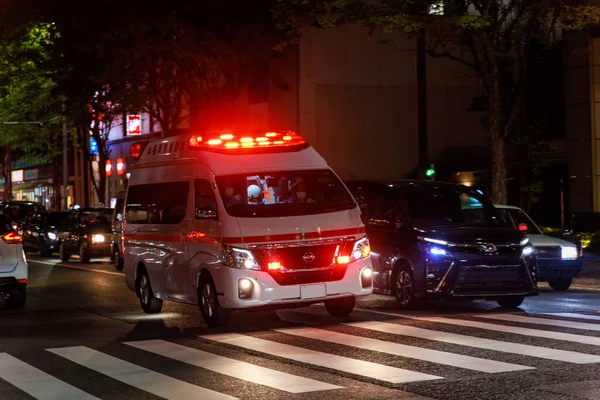 Ambulancia Con Luces Rojas Intermitentes Tráfico Pesado Por Noche Foto — Foto de Stock
