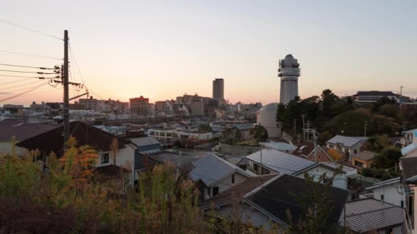 Ηλιοβασίλεμα Πάνω Από Κατοικημένη Γειτονιά Και Πύργος Θέα Akashi City — Αρχείο Βίντεο