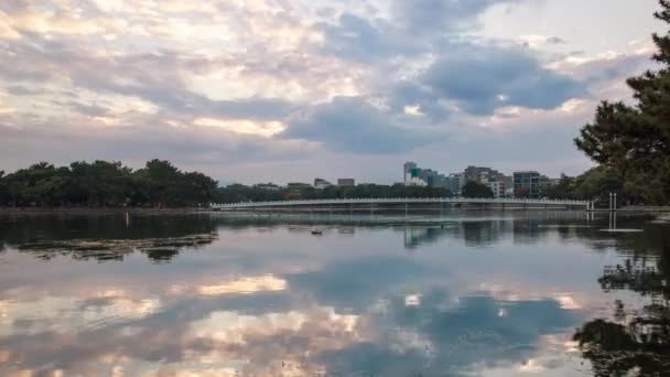 時間の経過 日没の雲が穏やかな湖の歩道橋の上を移動します 高品質4K映像 — ストック動画