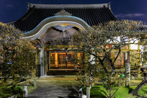 夜には庭園を通って日本の伝統的な木造寺院への入り口 高品質の写真 — ストック写真