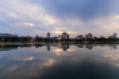 Gün batımından sonra ışıklar ve dramatik gökyüzü olan rıhtım daireleri. Yüksek kalite fotoğraf